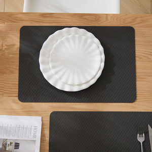 Sets de table en cuir PVC de style nordique, noirs, isolants thermiquement, résistants à l'huile, lavables au lave-vaisselle - Product Image 1