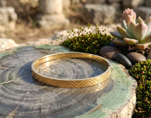 DIVYORO Bracelet Kada sophistiqué en or avec texture chevron subtile pour femme, bracelet de créateur plaqué or, idéal pour mariage et fêtes nuptiales - Product Image 1