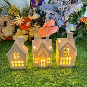 ที่ใส่เทียนรูปบ้านชนบทยุโรปทำจากเซรามิกสีขาวบริสุทธิ์ งานแฮนด์เมด ของตกแต่งคริสต์มาส ของขวัญตกแต่งที่ปรับแต่งได้ - Product Image 1