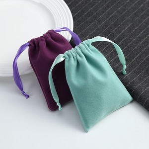 Pochette en velours personnalisée avec cordon de serrage et ruban en satin, sac cadeau multicolore doux pour l'emballage d'huiles essentielles, de savons et de cosmétiques - Product Image 4