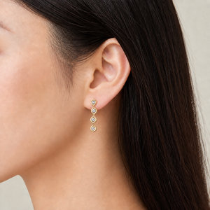 Boucles d'oreilles pendantes à bord ondulé en acier inoxydable plaqué or 14 carats sous vide avec zircon cubique - Product Image 5