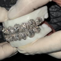 Grillz personnalisés en forme de nid d'abeille, sertis de diamants taillés VVS Moissanite, pour hommes et femmes