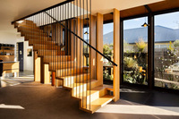 Escalier droit moderne en métal, escalier en acier avec rampe en verre, intérieur, écologique, durable, pour hôtel, appartement