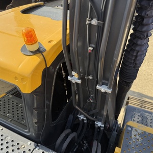 Excavadora de cadenas VOLVO EC140 usada, en buen estado, 90% nueva, con motor y sistema hidráulico potentes - Product Image 3