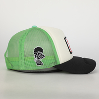 Casquette de camionneur de sport unisexe de haute qualité OEM Classics 5 panneaux en maille avec broderie personnalisée sur le côté avec écusson et logo