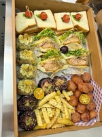 Boîte de papier kraft jetable à clapet personnalisée pour la restauration rapide à emporter emballage de burger de frites de poulet pour les aliments sucrés de poulet