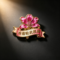 Épinglette personnalisée en émail dur avec motif floral en relief, plaquée or, en alliage de zinc, badge souvenir en métal avec attache papillon