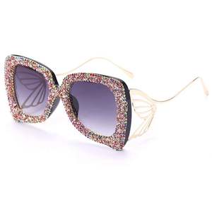 Lunettes de soleil carrées tendance de luxe pour femmes avec logo personnalisé, monture papillon et strass - Product Image 2