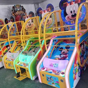 Jeux de basket-ball pour enfants. Des machines de basket-ball à pièces sont disponibles à bas prix