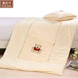 Almohada de Peluche Yi Si Dan 40x40cm Plegada 100x150cm Desplegada Diseño de Oso Bordado para Niños Unisex Cojín Manta - Product Image 4
