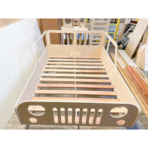 Letto a pavimento in legno per bambini, stile Montessori, a forma di auto, con sponde anticaduta per camerette di bambini e bambine - Product Image 5