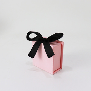 Caja de Regalo para Joyería Rosa de Varios Tamaños con Forro de Esponja, Tapa Magnética y Lazo, Caja de Papel con Relieve - Product Image 3