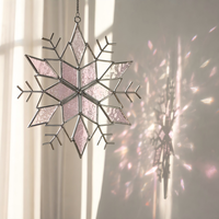 Ornement suspendu artisanal YAPPIE Art Déco en vitrail rose-blanc flocon de neige, attrape-soleil en verre peint à la main