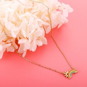 Collier Pendentif Arc-en-ciel Mignon et Populaire en Acier Inoxydable Plaqué Or 18 carats avec Chaîne de Qualité – Meilleurs Vœux - Product Image 4