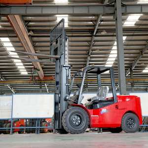 Montacargas Diésel Contrabalanceado de 5 Toneladas, Tracción en las Cuatro Ruedas, Neumáticos Sólidos Todoterreno, Mástil de Tres Etapas, YuDing CPC-50, Altura de Elevación de Horquilla de 3000 mm para Carga Pesada - Product Image 3