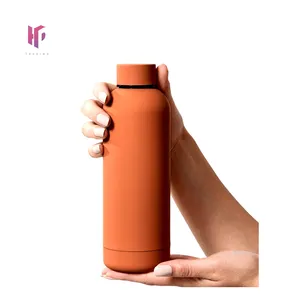 Bottiglia d'acqua isolata a doppia parete con isolamento soft touch smerigliato personalizzato bottiglia d'acqua in acciaio inossidabile da 500ml