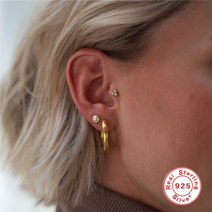 Boucles d'oreilles clous tendance CANNER en forme de triangle simple avec perles, plaquées or 18 carats, vente en gros - Product Image 6