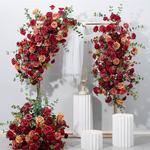 Composizione Floreale per Matrimonio, Rose Bianche Artificiali in Seta con Foglie Verdi, Decorazione per Corridoio e Ingresso Nuziale - Product Image 2