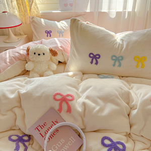 ชุดเครื่องนอนผ้าฟลีซลายวินเทอร์มิลค์ 4 ชิ้น พร้อมปลอกผ้านวมปักลายโบว์แบบกลับด้านได้ ผ้าปูที่นอนรัดมุม สำหรับใช้ในหอพัก - Product Image 4