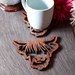 Sous-verre en bois Vache des Highlands 15x12cm, ajouré, résistant à la chaleur, décoration rustique pour mariage - Product Image 1