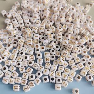 Vente en gros de perles de forme carrée en acrylique de 500g lettres de l'alphabet en <span class=keywords><strong>or</strong></span> de 5x5mm pour bijoux bracelets colliers et porte-clés - Product Image 2