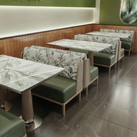Canapés et tables de restaurant sur mesure sur le thème de la forêt, avec cadres en bois massif et rotin, et dessus de table en marbre, pour salles à manger de type hot pot et salons de thé
