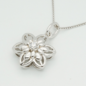 Sofisticado Colgante Solitario Floral Hueco de Oro Sólido de 9K/14K/18K con Diamante Radiante de Laboratorio para Joyería Romántica - Product Image 3