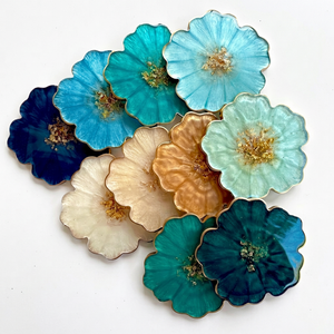 Sous-verres élégants et modernes en résine artisanale de luxe, motif floral doré en forme de fleur, 4x4, écologiques, pour boissons, bière, café - Product Image 1