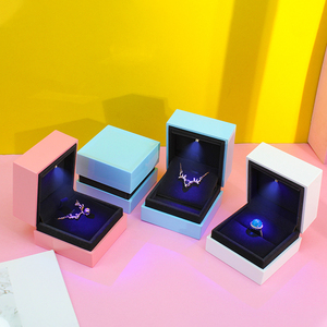 Cajas de joyería de alta gama en oferta, caja para anillos con luz LED para bodas, San Valentín, Navidad, embalaje con logo hecho a mano. - Product Image 4