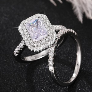 Anello da Donna con Accenti in Pietra, Elegante Gioiello da Dito alla Moda - Product Image 2