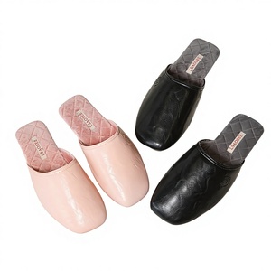 Pantoufles de luxe en cuir PU brillant, doublées de coton, chaudes, antidérapantes, semelle en caoutchouc, chaussures d'intérieur pour hommes et femmes, automne et hiver - Product Image 5