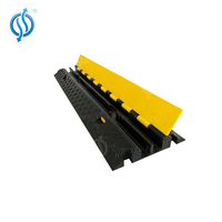 PVC caoutchouc polyuréthane piéton trafic véhicules fil garde ADA conforme fauteuil roulant accessible câble protecteur câble rampes