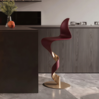 Tabouret de bar commercial en métal en forme de S avec dossier, style artistique moderne pour comptoirs de réception et de cuisine