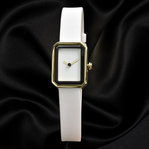 Bracelet en silicone rectangulaire élégant et minimaliste haut de gamme, noir et or, en quartz sucré, pour femmes - Product Image 3