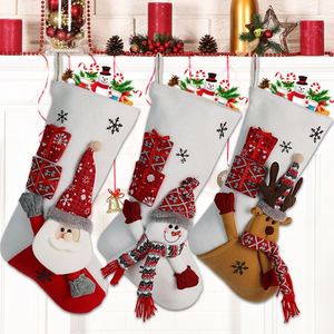 Grandes chaussettes de Noël en forme de renne pour la décoration de cheminée - Product Image 4