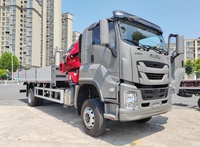 Camion grue Isuzu 4x2 avec une forte capacité de levage pour la manutention de matériaux de construction et les projets urbains