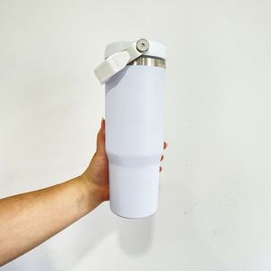 Bouteille d'eau isotherme mate de 30 oz avec logo personnalisé, en acier inoxydable à double paroi, avec poignée, couvercle et paille rabattable - Product Image 1