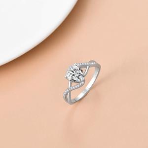 แหวนหมั้นทองคำขาว 14K แบบคลาสสิกสำหรับผู้หญิง ดีไซน์แหวนแยกส่วนประดับเพชรโมอิสซาไนต์รูปหัวใจ 1 กะรัต - Product Image 3