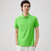 Polo personnalisé pour portier d'hôtel avec détail épaulettes et bordure dorée OEM