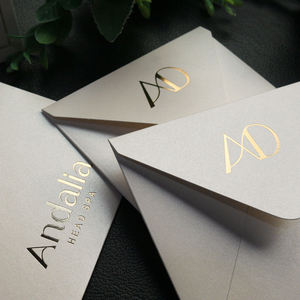 Tarjeta de visita de lujo personalizada con estampado en caliente Logotipo de lámina dorada código QR sobre pequeño soporte plegable de terciopelo marfil beige - Product Image 2