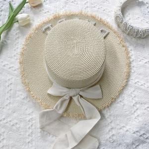 Chapeau de mariée élégant en paille naturelle, idéal pour les mariages à la plage, les séances photo et les fêtes de jardin – Coffret cadeau pour la mariée et ses demoiselles d'honneur - Product Image 3