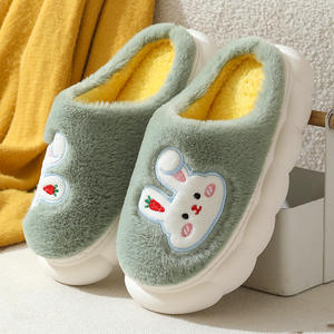 CHIQUE Pantoufles d'intérieur automne-hiver pour femme, en velours, antidérapantes, à semelle épaisse, avec motifs lapin et ours mignons - Product Image 4