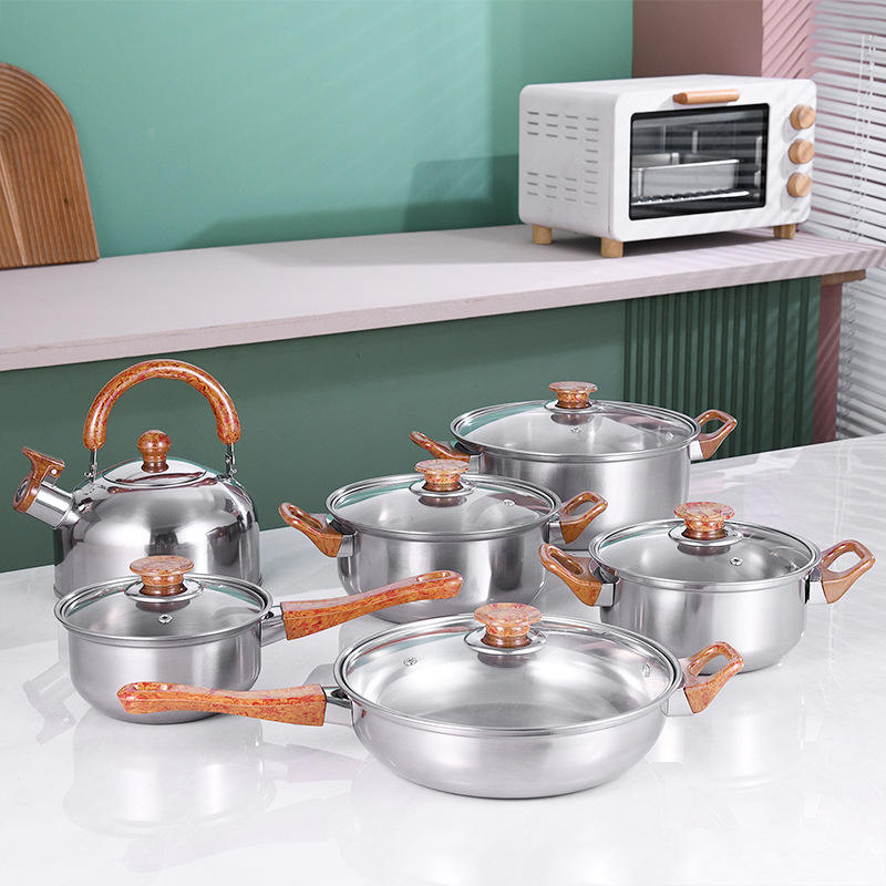 Marron. La poêle à frire n'est pas antiadhésive et son manche est en bois avec un motif de grain.