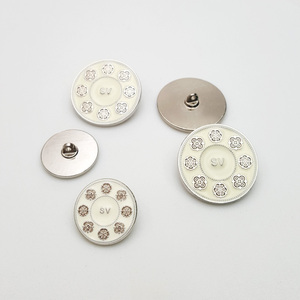 Accesorios <span class=keywords><strong>de</strong></span> <span class=keywords><strong>ropa</strong></span> con botones <span class=keywords><strong>de</strong></span> escudo cosidos a mano <span class=keywords><strong>de</strong></span> metal con el logotipo <span class=keywords><strong>de</strong></span> la <span class=keywords><strong>marca</strong></span> más vendido - Product Image 5