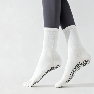 Chaussettes de yoga professionnelles 100% coton, antidérapantes, respirantes, couleur unie, mi-mollet, cinq orteils, logo personnalisable - Product Image 2