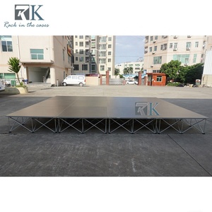 Scène modulaire antidérapante 4 pieds x 4 pieds avec podiums pliants - Product Image 4