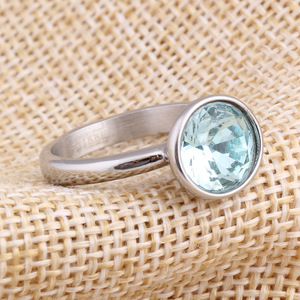 Bague en moissanite 8 mm bleue ronde avec serti clos, bijoux de fiançailles unisexe - Product Image 2