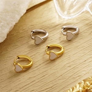 Pendientes de Aro con Corazón Esmaltado en Acero Inoxidable Chapado en Oro, Hipoalergénicos y Resistentes al Deslustre, para Mujer - Product Image 4