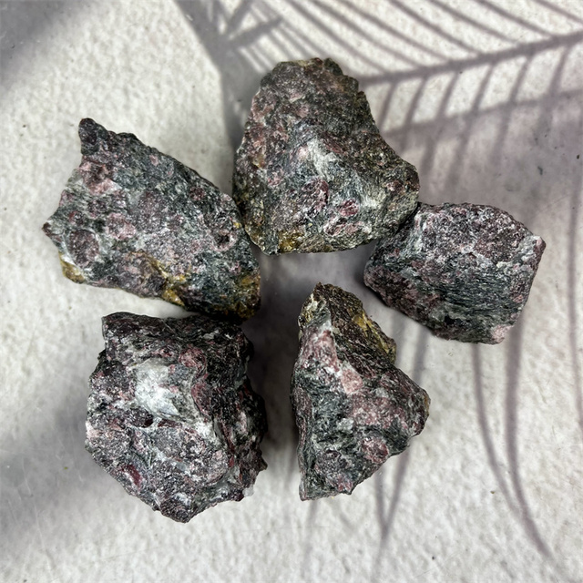 Wholesale Natural Uncut  Loose Gemstone Rhodolite Rough Garnet Stone Raw Garnet for Jewelry Making Decoration