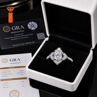 Bague de Fiançailles et d'Anniversaire en Argent Sterling 925 KuangFeng avec Moissanite Ronde de 1,262 Carats, Motif Fleur à Quatre Feuilles et Halo Pavé